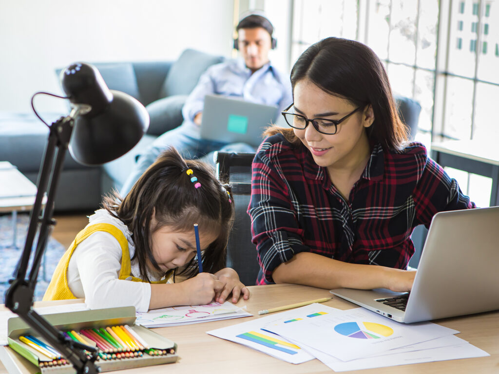 An employee using flexible hours to spend quality time with family while meeting work deadlines.